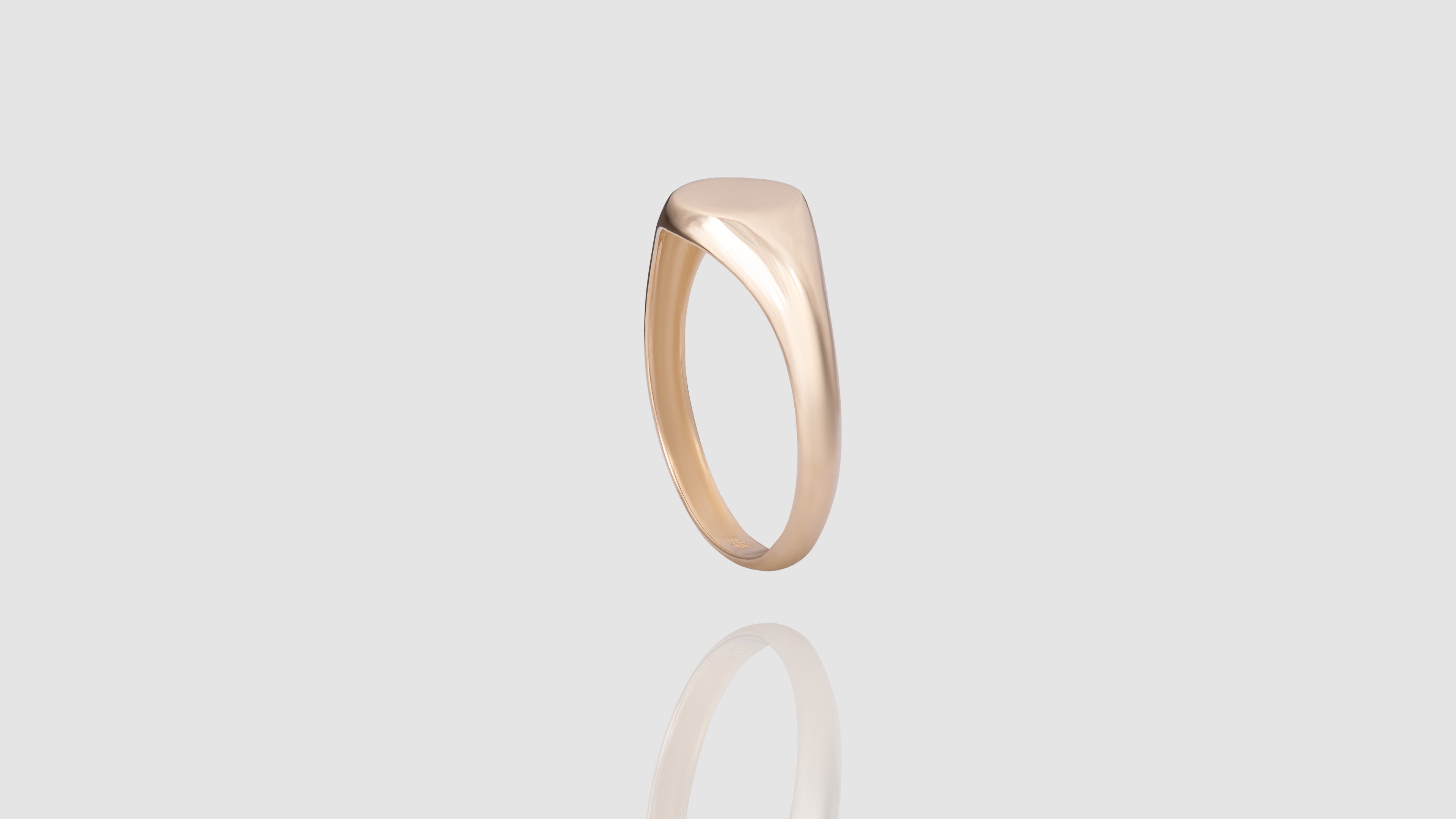 Gold ring with pinky round plate – 貴和製作所オンラインストア